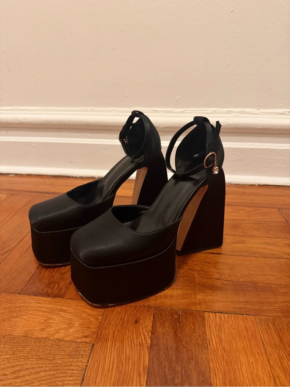 Black chunky heel platform pumps